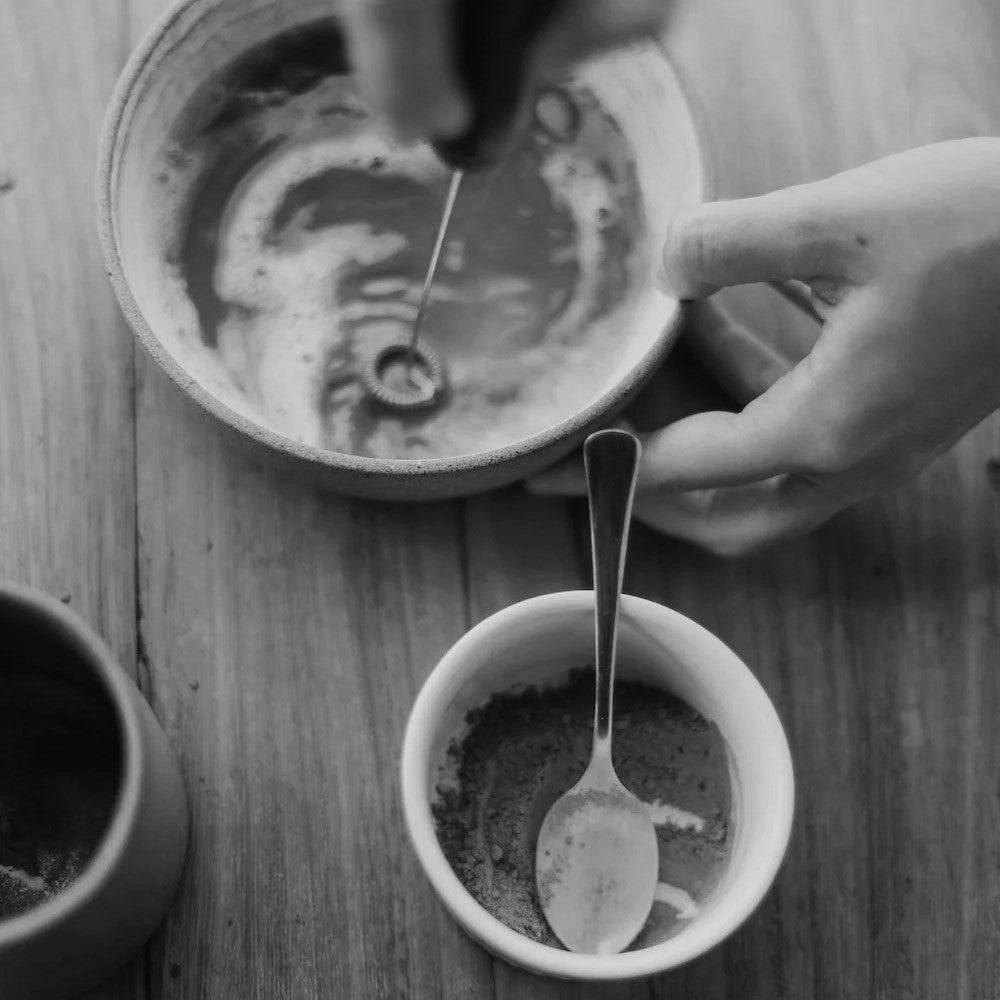 Matcha žalioji arbata bei priemonės paruošimui  – smulkinti arbatos milteliai kasdieniam ritualui