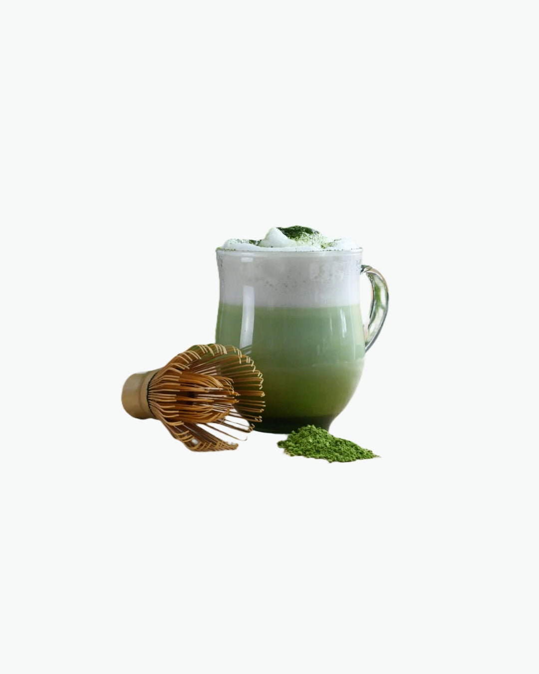 Matcha latte puodelis su šluotele plakimui