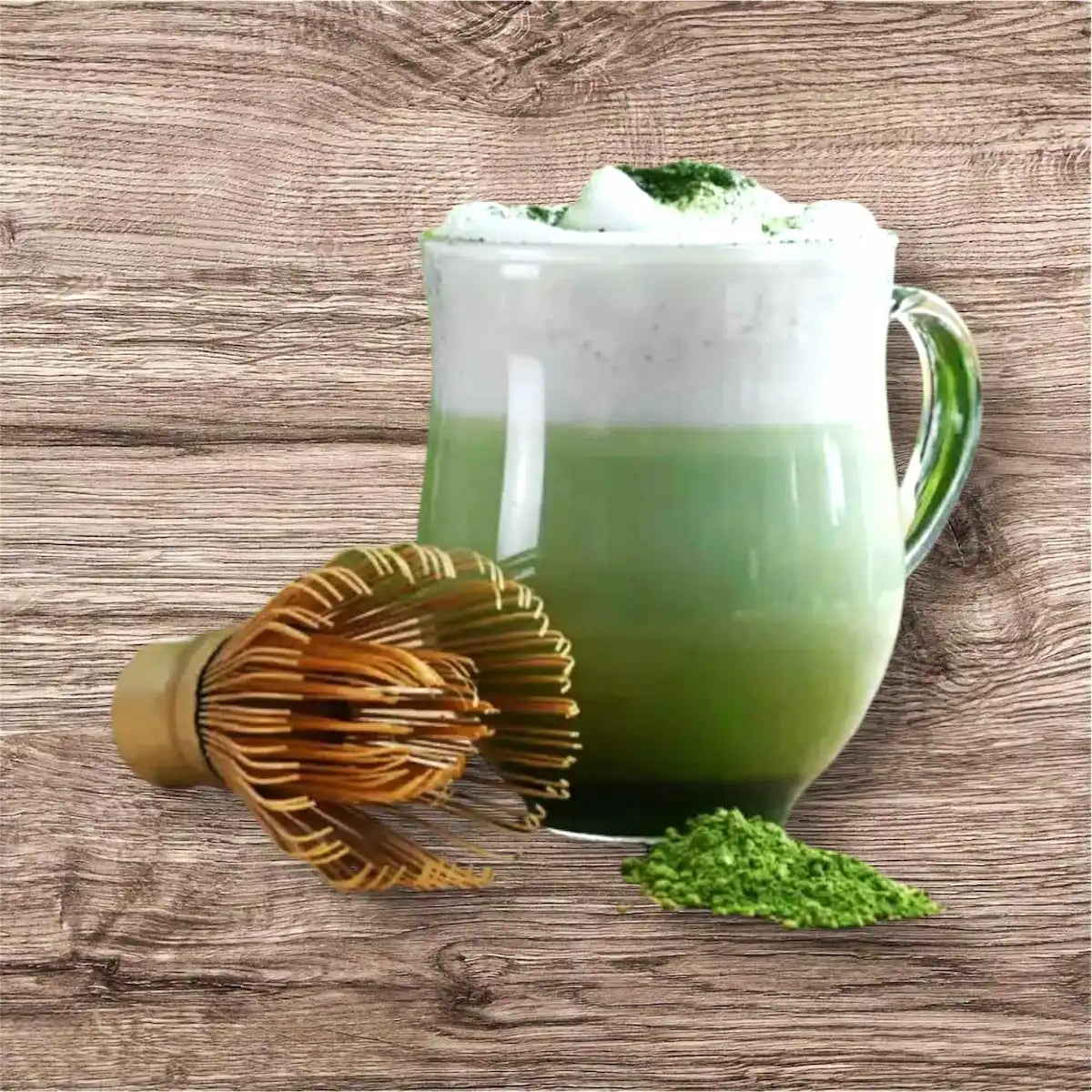 Matcha latte puodelis kartu su šluotele plakimui