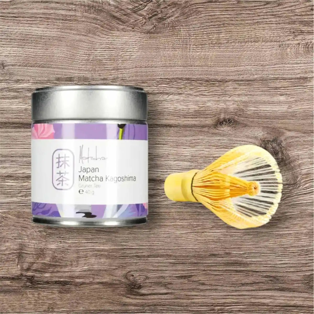 Žalioji matcha ir šluotelė plakimui
